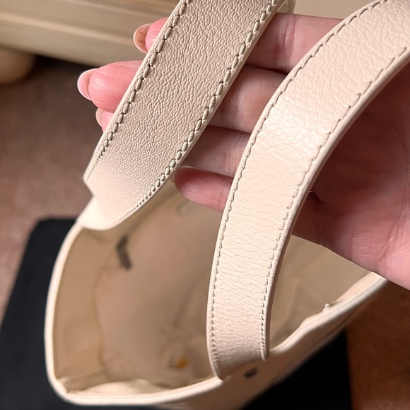 Chanel Cream Tote Bag with Textured Canvas and Iconic CC Logo - Picture 10 of 16